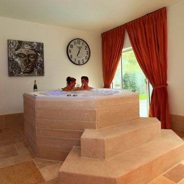 Topwellness_RelaxBourgondia_5 Relax Bourgondia binnen jacuzzi