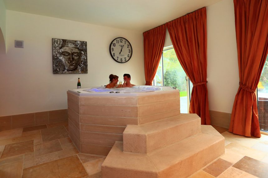 Topwellness_RelaxBourgondia_5 Relax Bourgondia binnen jacuzzi